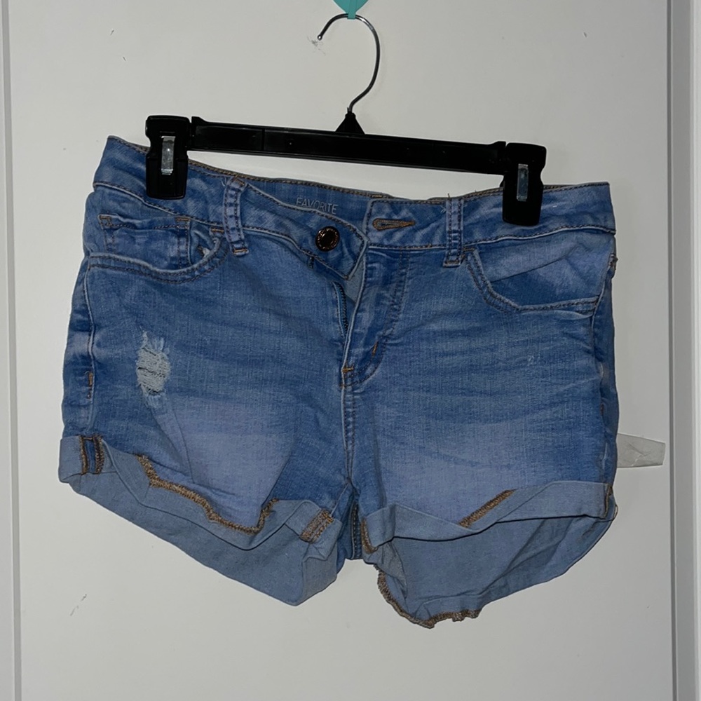 SO low rise light wash denim shorts 💙